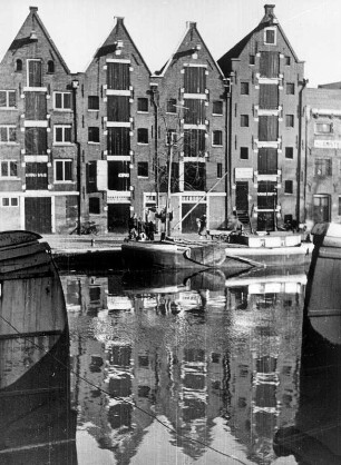Niederlande. Amsterdam. Blick auf alte Speichergebäude an einer Gracht. Aufgenommen 1936