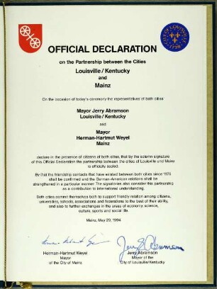 Urkunde über die Städtepartnerschaft Louisville-Mainz, eigenhändig unterzeichnet von Oberbürgermeister Herman-Hartmut Weyel und Mayor Jerry Abramson