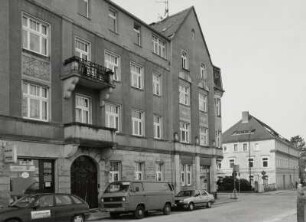 Neustadt in Sachsen, Wohnhaus : Neustadt in Sachsen. Wohnhaus mit Läden (um 1905/1910), Karl-Marx-Straße 2/Ecke Bahnhofstraße. Straßenansicht