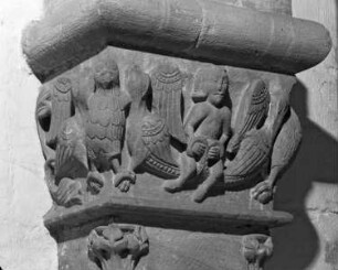 Kapitell mit einer männlichen Figur mit Drachen