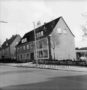 Stadtwerke Bad Oldesloe: Gaswerk: Lübecker Straße: Verwaltungsgebäude: davor Grünanlage mit Bäumen