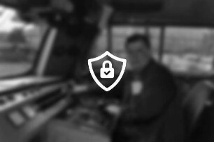 Bahnhof: Lokführer [Name maskiert] auf dem Führerstand seiner Diesellok