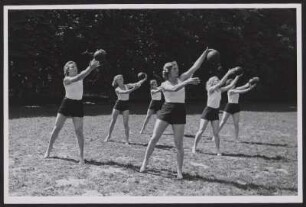 Junge Frauen bei einer Gymnastikübung