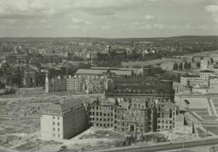 Dresden. Blick vom Rathausturm über die Ruine des Landhauses und die beräumte Innenstadt nach Nordosten zur Kunstakademie und zum Albertinum