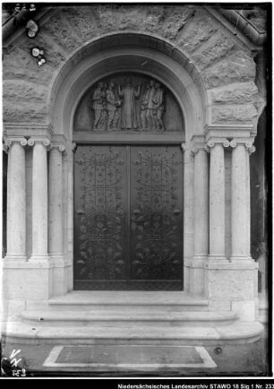 Portal der Martinskapelle auf dem Hauptfriedhof an der Lindener Str., 1917 erbaut (Positivabzug vorhanden)