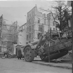 Berlin-Wilmersdorf. Zerstörtes Geschütz und Ruinen an der Kreuzung Düsseldorfer Straße/Sächsische Straße