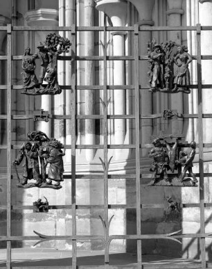 Gitter mit Monatsdarstellungen und den Tierkreiszeichen — Gitter