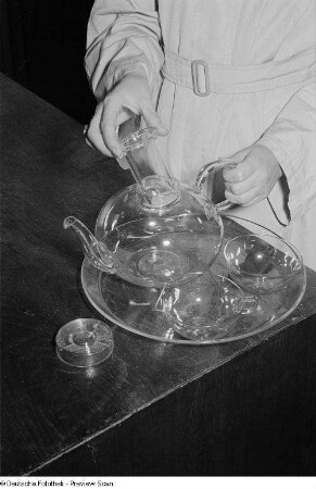 Eine Person führt ein Jenaer Glas Teeservice vor