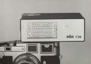Braun Blitzgerät hobby "F 26" und Leica Kleinbildkamera "M2"