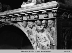 Grabmal des Bischofs Antonio d'Orso : Konsollager mit Reliefs: Triumph des Todes, Personifikation des Todes als dreiköpfiger Bogenschütze, Profilkopf, Vasen mit Weinranken und Akanthusornamente