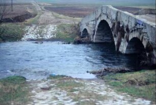 Steinbogenbrücke über die Ilm und mit Kalkstein gepflasterte Furt