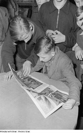 Schüler, eine Zeitung lesend