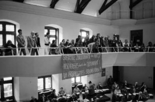 Freiburg: Demonstration im Ratsaal, Transparent im Ratsaal