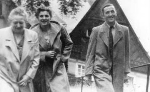 Triebischtal-Tanneberg. Dammmüller Helmut Reuschel und Frau Irma bei einem Ausflug, nach 1954, Repro