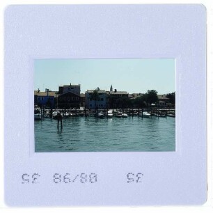 Venedig, Burano : Häuser am Hafen