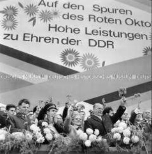 Erich Honecker sowie Walter und Lotte Ulbricht beim Fest der Freundschaft in Leipzig