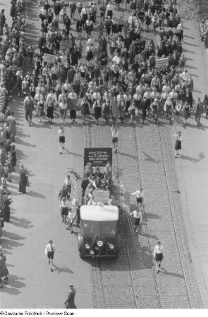 Luftansicht des Demonstrationszugs