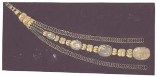 Entwurf einer Halskette : Dreiteilige Kette mit Schmucksteinen; symmetrisches Objekt