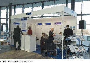 Tagungsteilnehmer vor dem Messestand Deutscher Bibliotheksverband e. V.