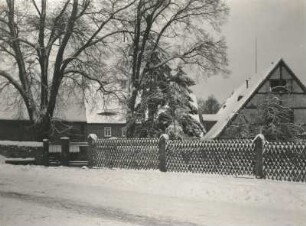 Verschneite Dorfstraße in einem Erzgebirgsdorf (Seiffen-Heidelberg oder in Ullersdorf bei Dresden)