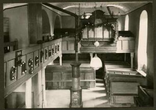 protestantische Kirche, Orgel, Gestühl. Innenraum von der Empore aus