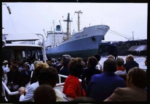 Hamburg: Publikum auf Hafenrundfahrt-Schiff [im Hintergrund River Ogun]