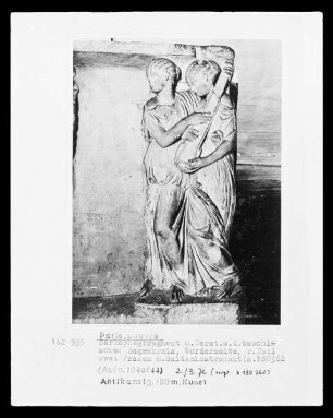 Fragment eines Sarkophages: Zwei Mädchen mit einem Musikinstrument