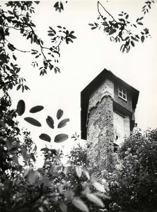 Blick auf den Burgfried von Bur Sponeck im Kaiserstuhl