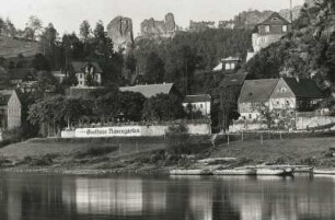 Rathen-Niederrathen. Ortsteilansicht mit Gasthaus "Rosengarten". Blick über die Elbe nach Norden gegenTalwächter und Lokomotive
