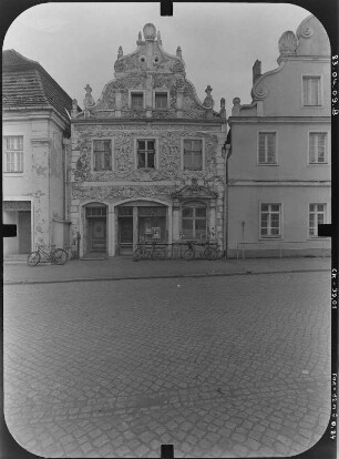 Luckau, Am Markt 30. Wohnhaus mit Laden (1718). Straßenfront
