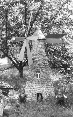 Niesky. Windmühlenmodell am Sachsenweg, am Ortsausgang nach Horka