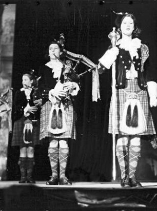 Wintergarten: Dagenham Girl Pipers (Dudelsack Truppe)