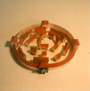 Seiffen. Reifengedrehte Miniaturhäuser und Stadtmauer