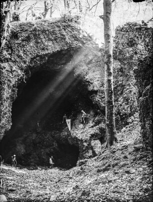 Nerother Kopf : Höhle im Schlackenkegel von Neroth, darin Pimpfe des Jungvolkes beim Klettern