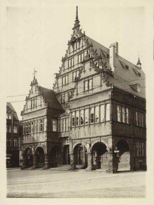 Paderborn. Ansicht des von 1613-1620 im Stil der Weserrenaissance errichteten Rathauses
