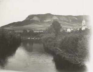 Kunitz, die Saale und der Ort mit der Dorfkirche. Blick zur Kunitzburg