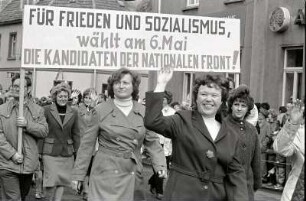 1. Mai : Wurzen. Portrait von Teilnehmern am 1. Mai Marsch, mit Transparent zur Wahl am 6. Mai