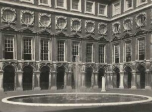 London. Hampton Court Palace. Schloßhof mit Brunnen
