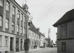 Pillau, Stadt : Pillau (Baltijsk/Russland). Predigerstraße mit Drogerie und Adler-Apotheke. Blick zum Rathaus und zum Leuchtturm