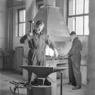 Lehrlinge von Borgward beim Schmieden am Amboss mit Hammer und Zange
