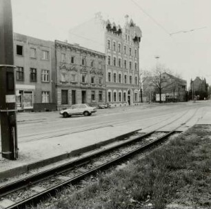 Cottbus, Berliner Straße 53/54. Wohnhäuser (E. 19. Jh. bzw. um 1910). Straßenansicht mit Straßenbahntrasse