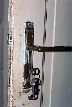 Königstraße 21: Alte Mädchenschule [ehemalige Winter'sche höhere Töchterschule]: Innenansicht: Zimmertür, Detailaufnahme: Schloss, Türbeschlag, Klinke, Schlüssel