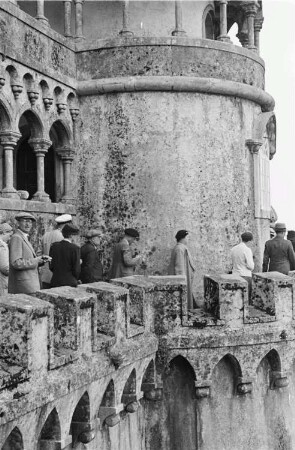 Reisefotos Portugal. Sintra. Touristen auf einem äußeren Wehrgang des Palácio Nacional da Pena (nach 1840)