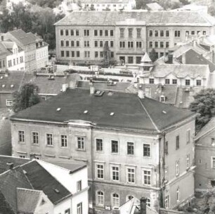 Colditz. Blick vom Turm der Stadtkirche St. Nikolai über das Amtsgericht (Martin-Kutzlebe-Haus), Töpfergasse 4, zur Ernst-Schneller-Schule, Schulstraße 12