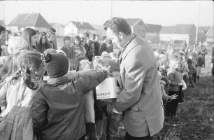 Opfingen: Kinder erhalten Bonbons