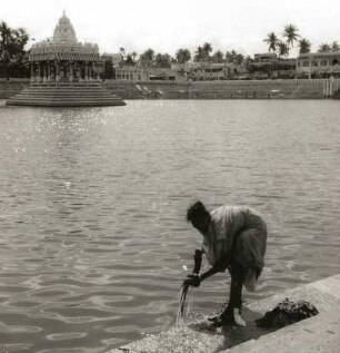 Madras, Indien. Mailapurtempel. Blick über den Tempelteich mit Inder beim Wäschewaschen