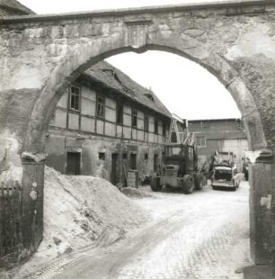 Dresden-Cossebaude, Hauptstraße 4. Dreiseithof. Wohnstallhaus (1839). Straßenansicht durch den Torbogen (1798)