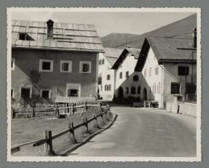 Straße mit Reihenhäusern in Zuoz