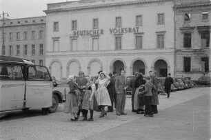Sorbische Delegation mit W. Koenen am 16.02.1950 in Berlin : Serbska delegacija na wopyće pola prezidenta Wilhelma Piecka w Berlinje. Wilhelm Koenen z wobdźělnikami delegacije.