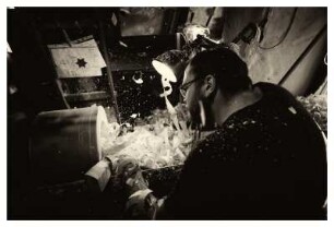 DER REIFENDREHER ANDREAS WERNER BEI DER ARBEIT